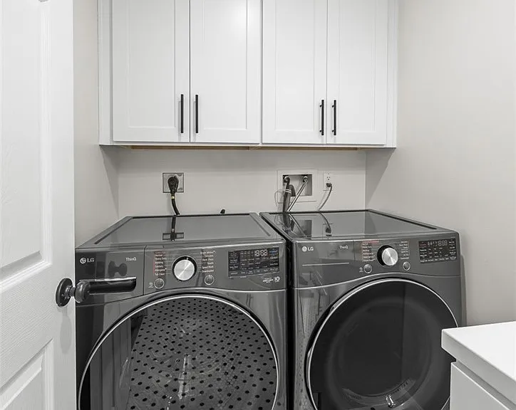 577 N Chester Ave — Photo 10