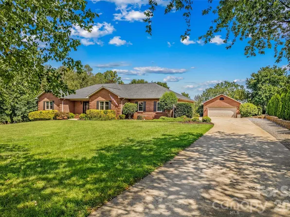 110 Dobbs Dr, Statesville, NC 28625