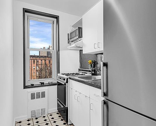 4th image of 309 E 87th St APT 5L