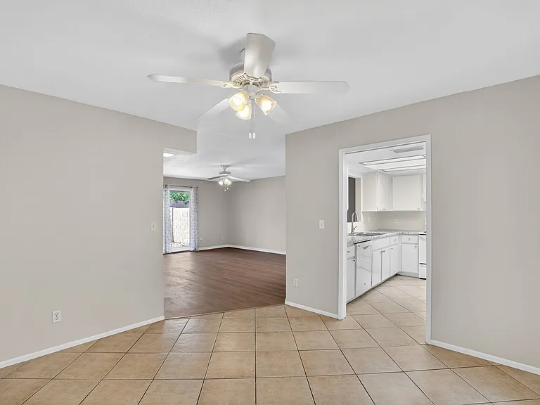 517 W Duke Dr — Photo 5