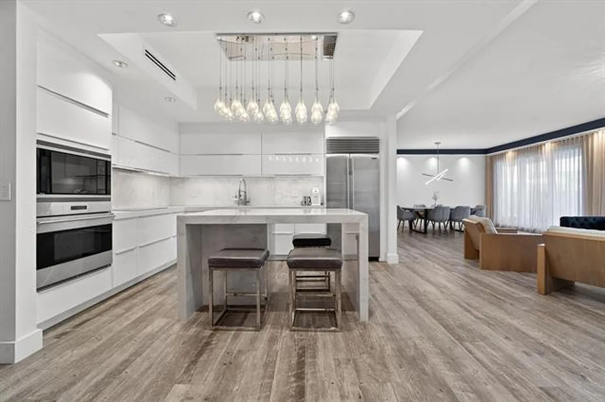 Building Photo - 2301 Collins Ave #Penthouse 14