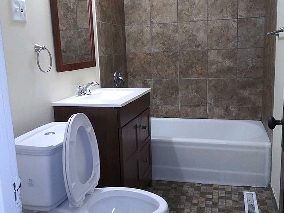 5th image of 2202 Auburn St APT 1W
