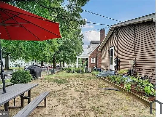 7 bed, 2112 sqft, $7,550 — Photo 2