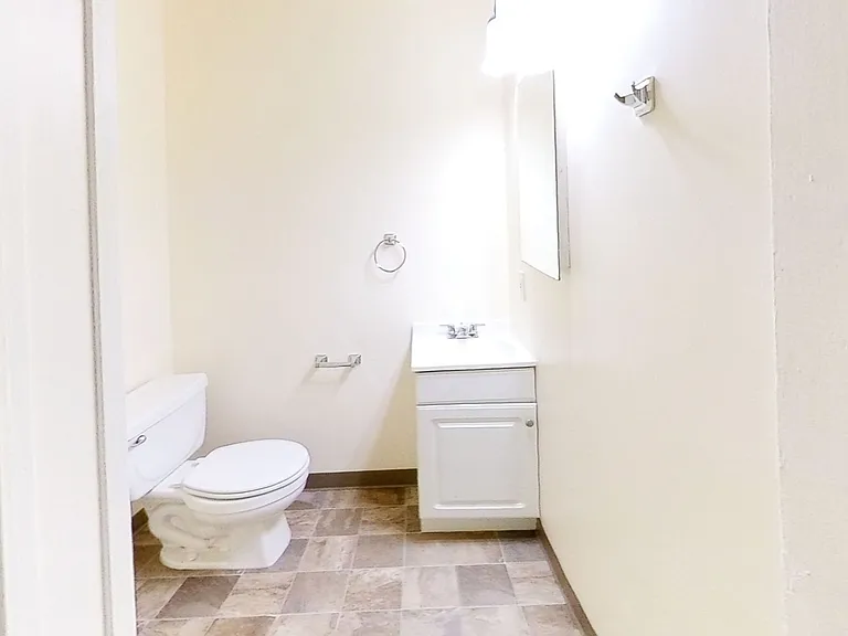 412 Lakeway Dr — Photo 6