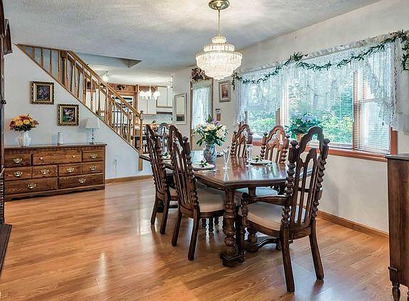 3rd image of 16 Quarry Ln