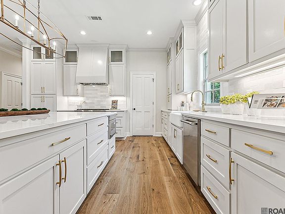 3rd image of 9815 Myrtle Ln