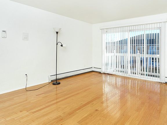 4th image of 2425 Torquay Ave APT 204