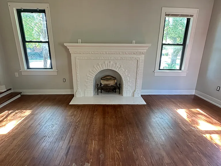302 E 6th St — Photo 3