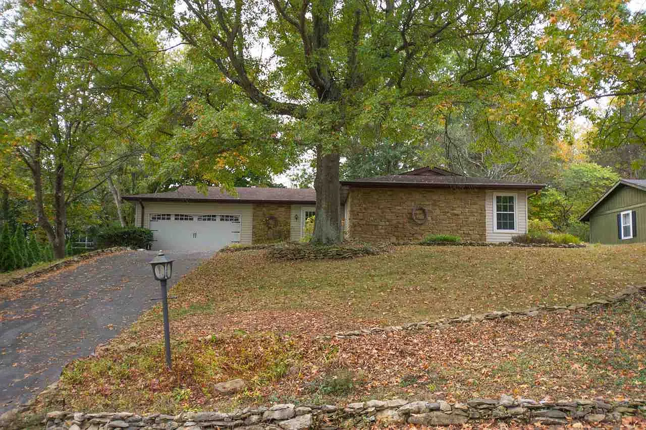 1706 E Caradon Hl photo 1