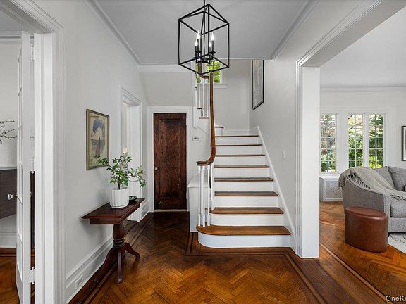 4th image of 560 Pelhamdale Avenue
