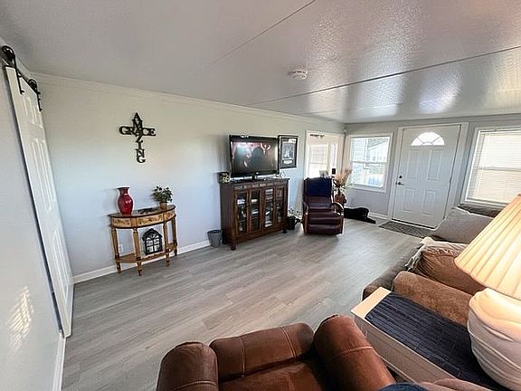 4th image of 1001 Crystal Lake Dr