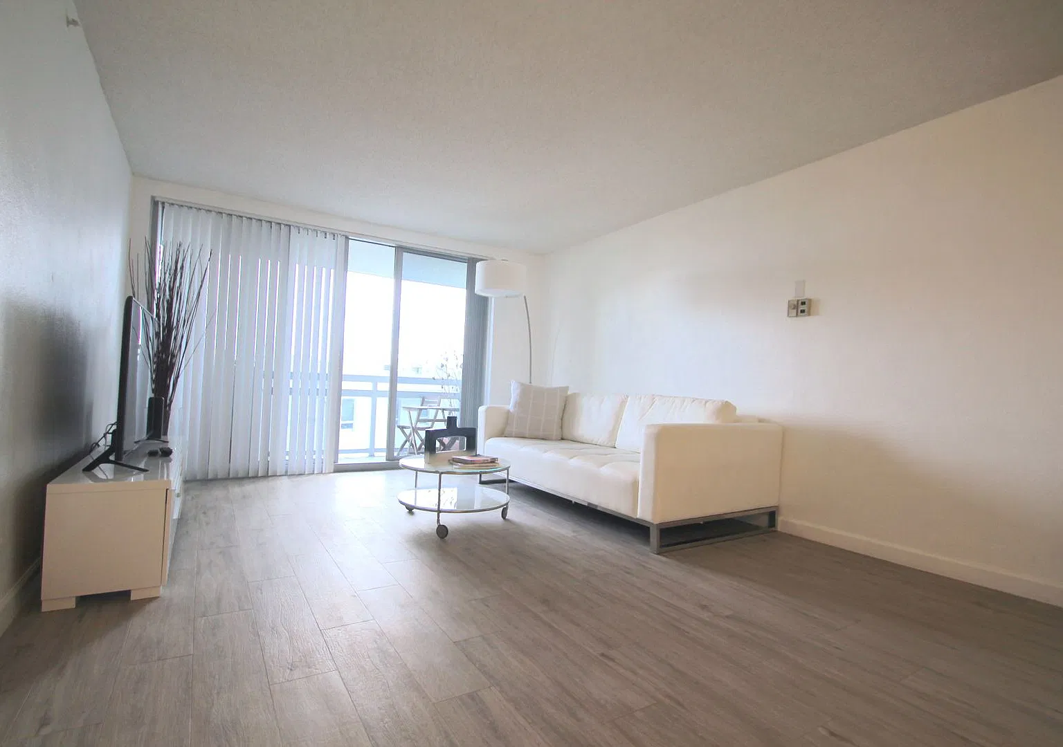 Spacious one bedroom unit at the Flamingo South Beach Resort! — Photo 3