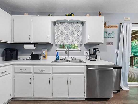 5th image of 304 N Pitcher Rd