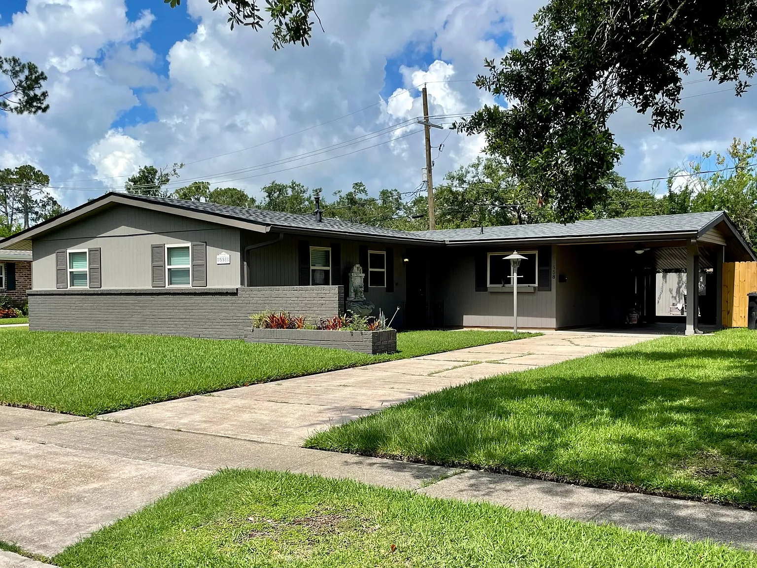 558 Ashlawn Dr — Photo 1