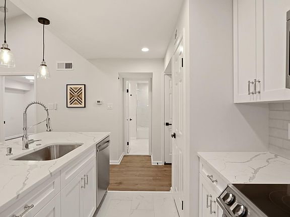 2nd image of 3309 Wyndham Cir