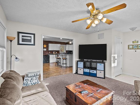3rd image of 10 Hart Ln