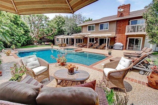 Art Studio in foreground...you could have your Corona moment anytime or any day you want !