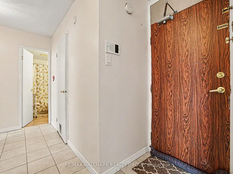 2000 Jasmine Cres #1002 — Photo 4