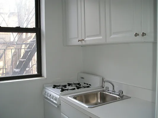 Rented by Eric Goodman Realty Corp | media 6