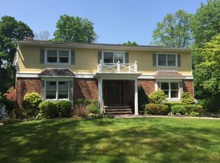 31 Hampton Rd, Airmont, NY 10901