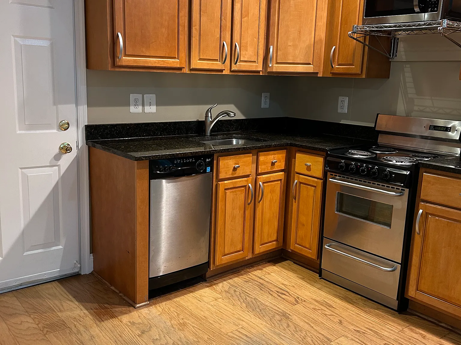 Studio, 528 sqft, $1,300 — Photo 2