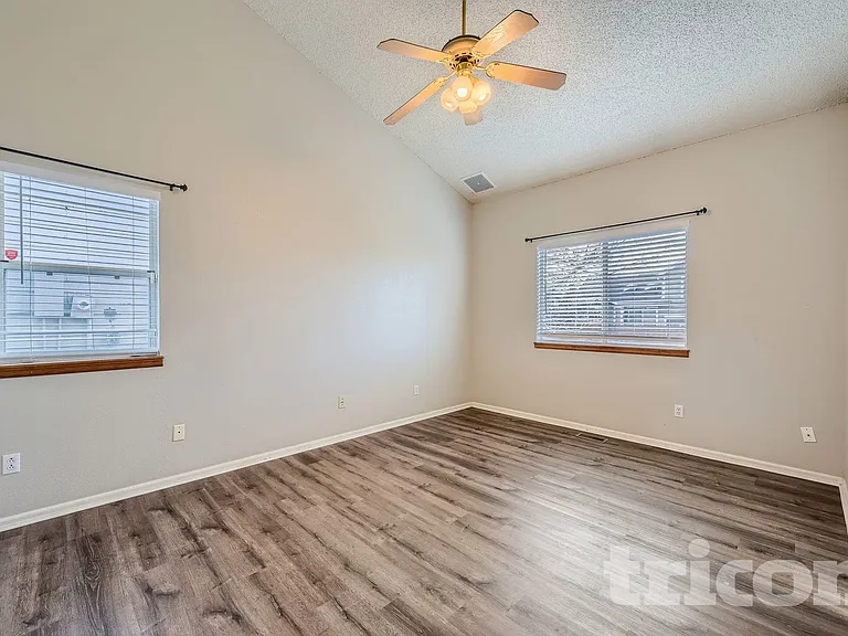 995 Cobblestone Dr — Photo 2