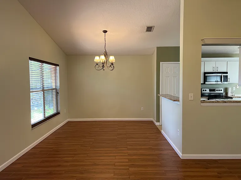 760 N Lake Ave — Photo 4