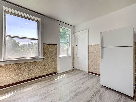 4th image of 3660 Montana St