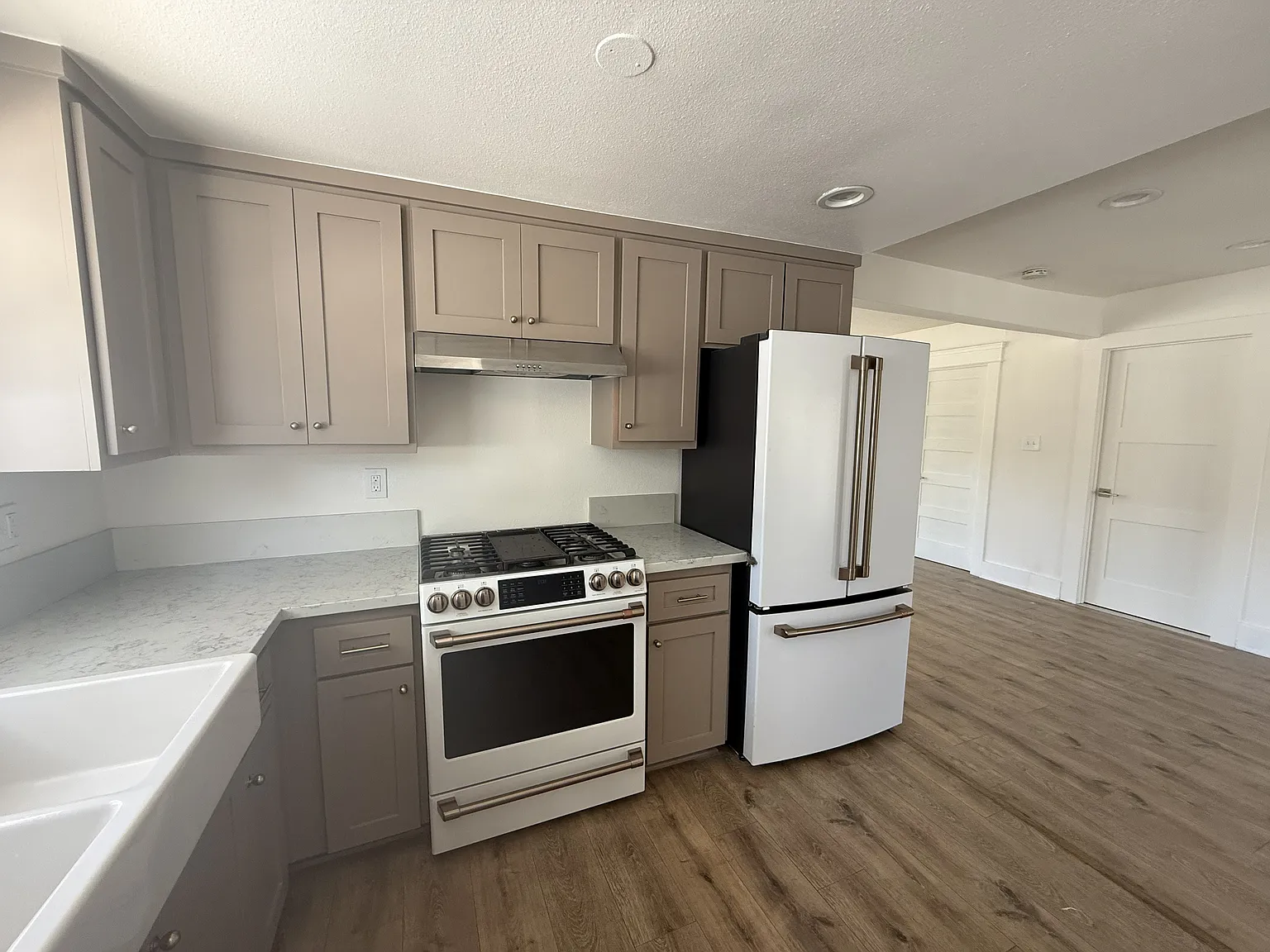 3 bed, 912 sqft, $3,500 — Photo 3
