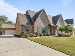 2844 Nature's Cove Dr, Owens Cross Roads, AL 35763