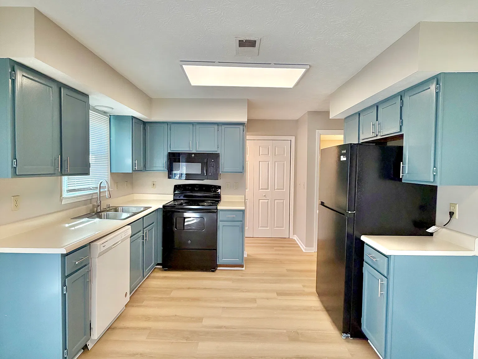 3 bed, 2.5 bath, 1303 sqft, $1,345 — Photo 1
