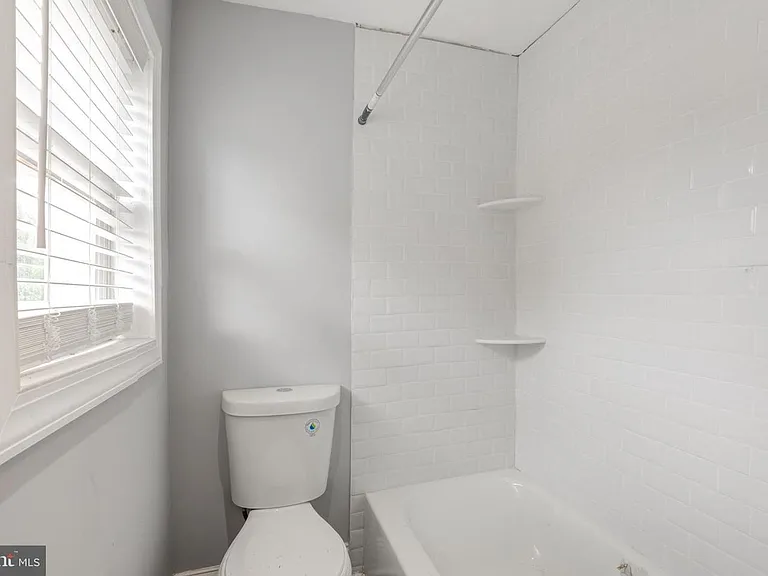 608 E 9th St — Photo 8