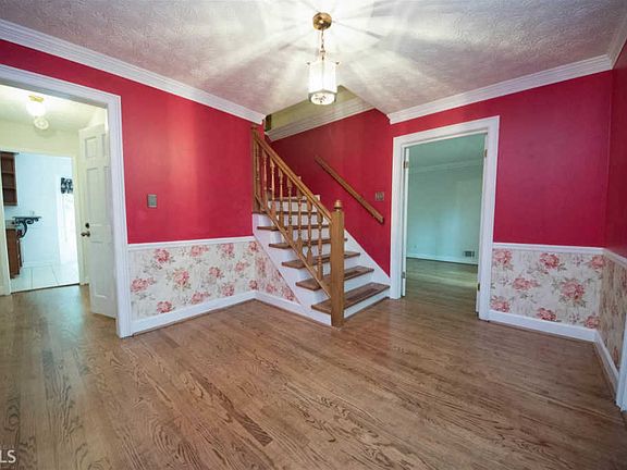 5th image of 130 Essex Cir