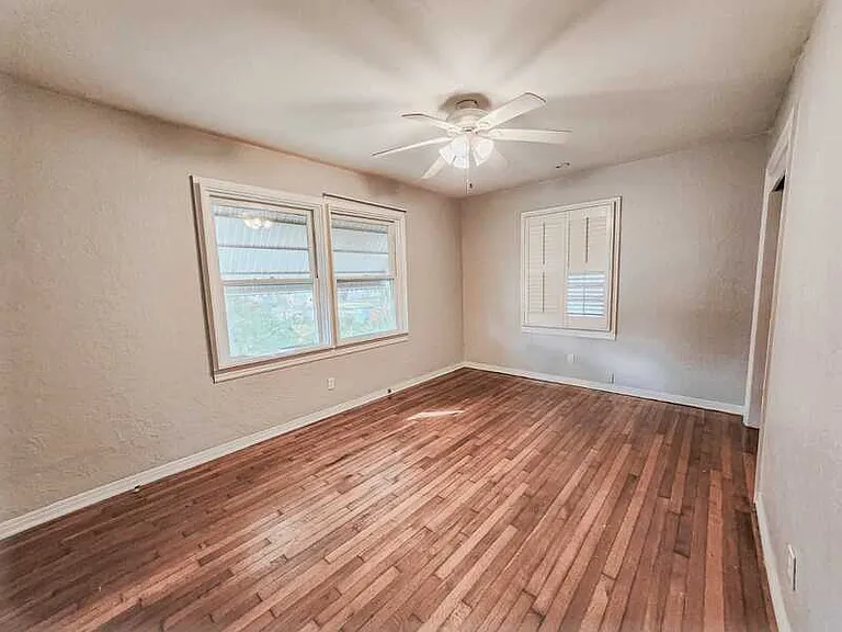 3241 Yale St N — Photo 9