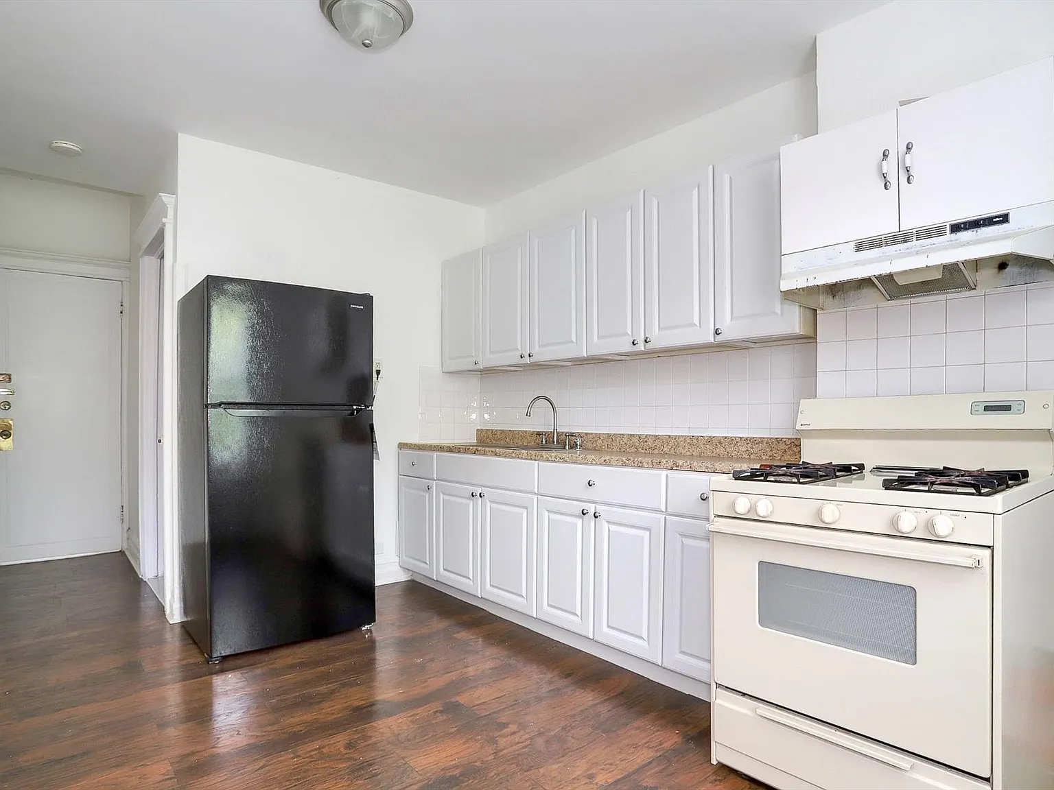 Lovely West New York 2 BR at 117 57th Street - Heat and hot water included — Photo 4