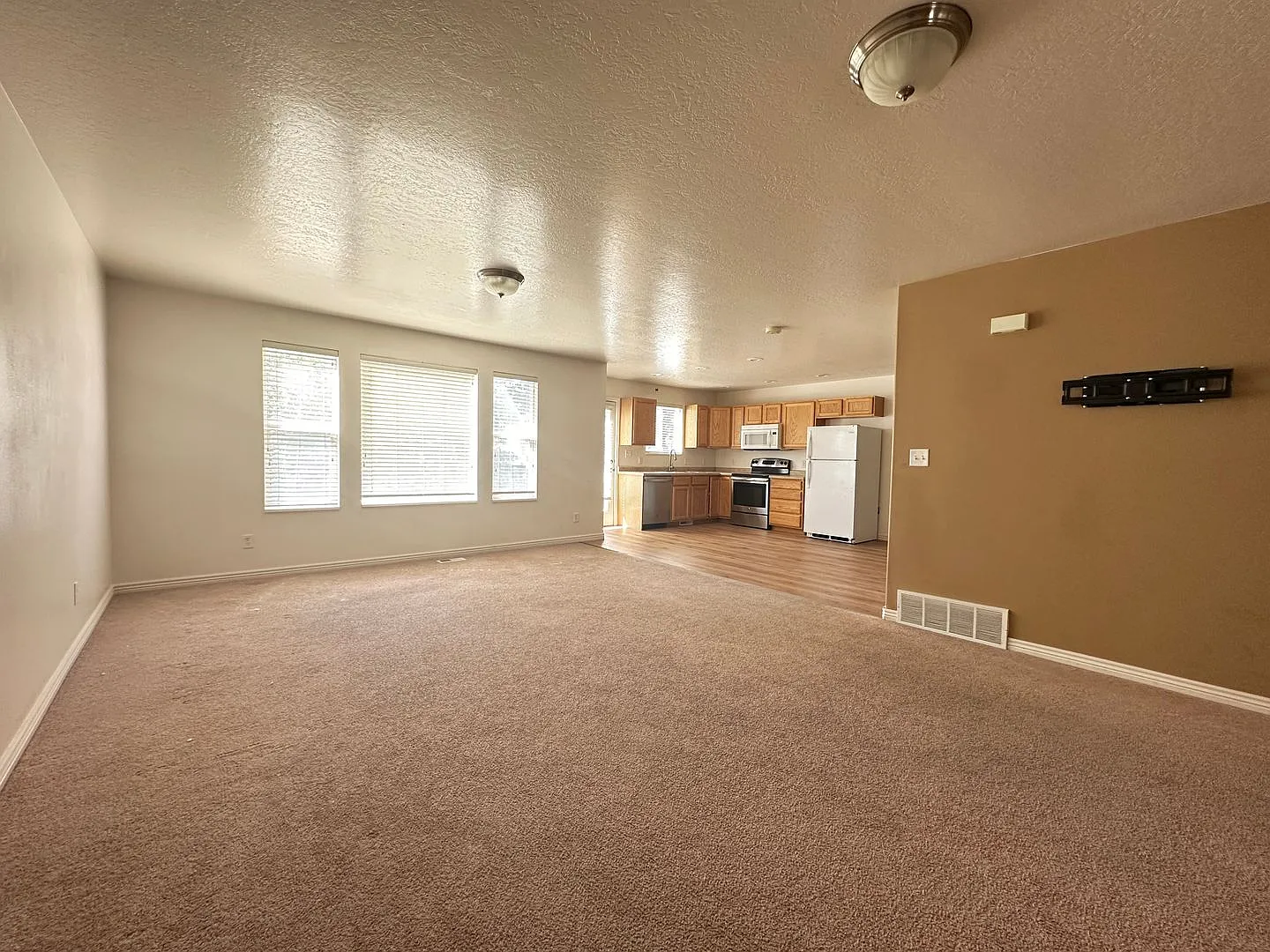 Large Single Family Home Now Available For Rent! — Photo 3