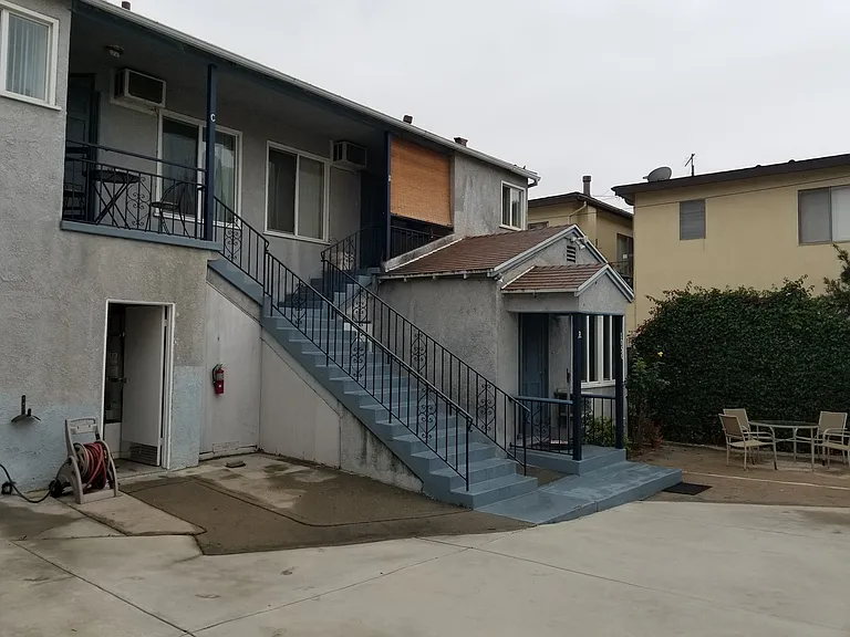 1056 Linden Ave — Photo 1