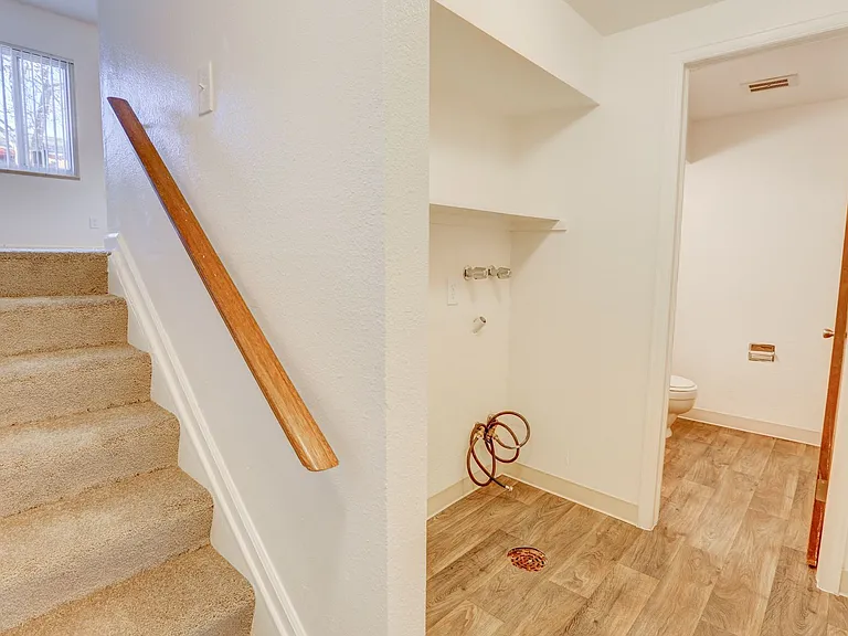 Applewood Crest Townhomes & Apartments — Photo 11