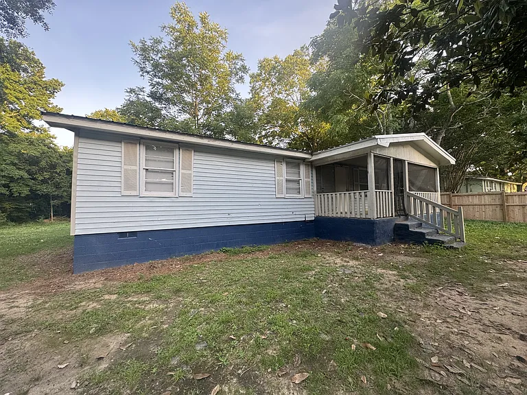 1011 Carter St — Photo 3
