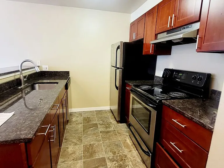 Avalon West Apartments — Photo 8