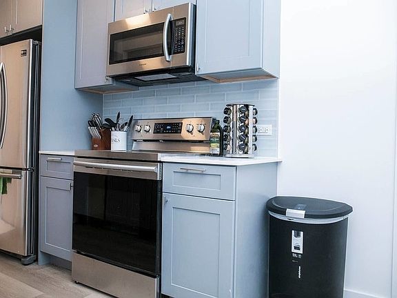 4th image of 4632 Vernon Blvd APT 4B