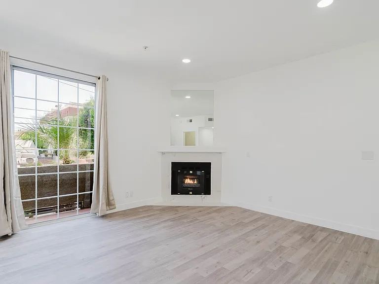 18347 Saticoy St #26 — Photo 8