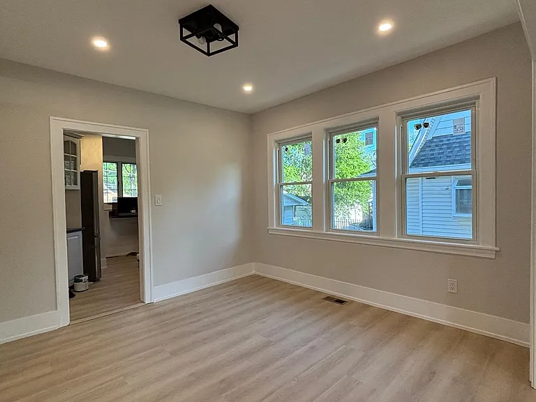 247 S Oakland Grv — Photo 21