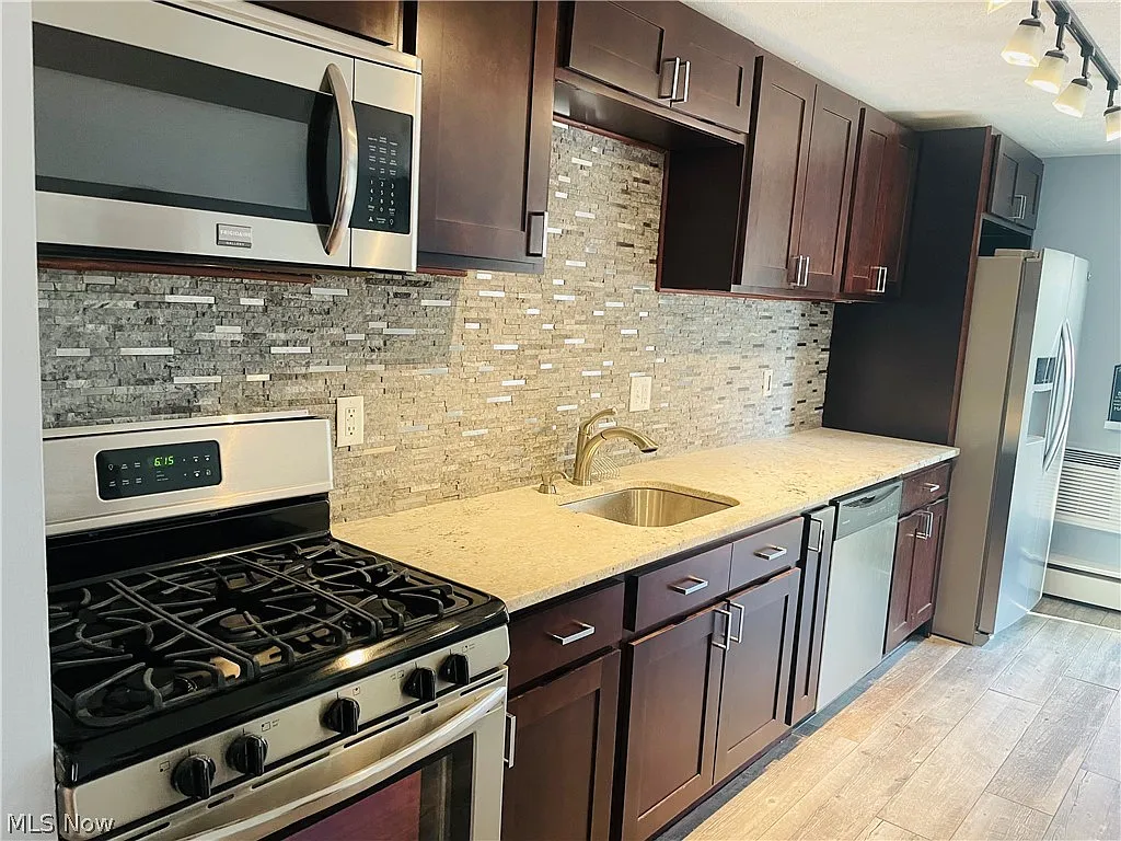 2 bed, 1.0 bath, 808 sqft, $1,550 — Photo 3