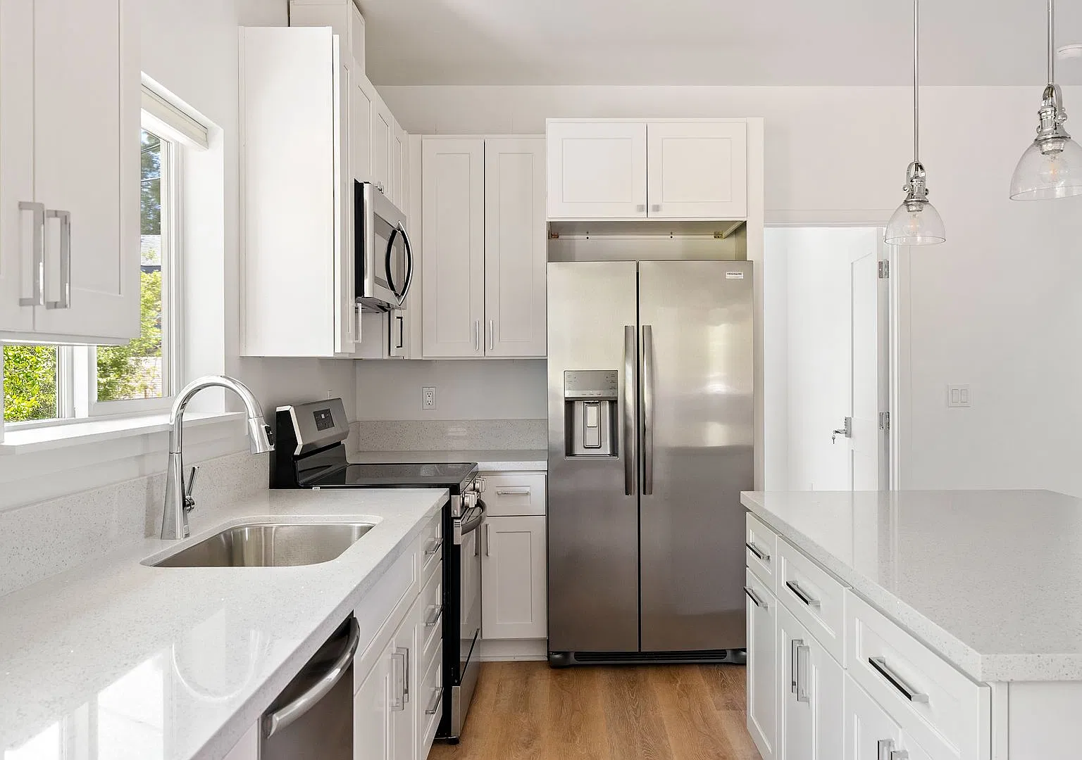 Available For 2027-2028 School Year...12 Bedrooms 6 Bathroom Property Near Campus-Newer Construction — Photo 2