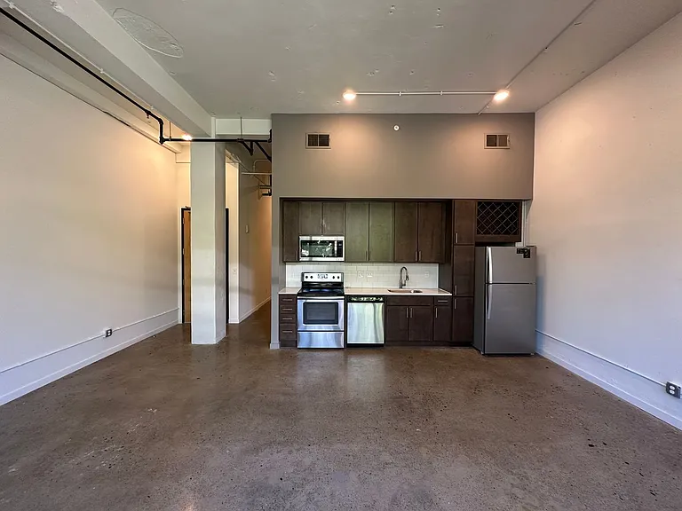 1632 Central Parkway — Photo 5