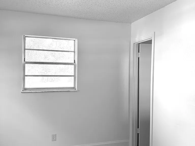 582 NW Sherbrooke Ave — Photo 11