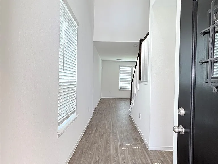 1020 Laguna Cove Dr — Photo 3