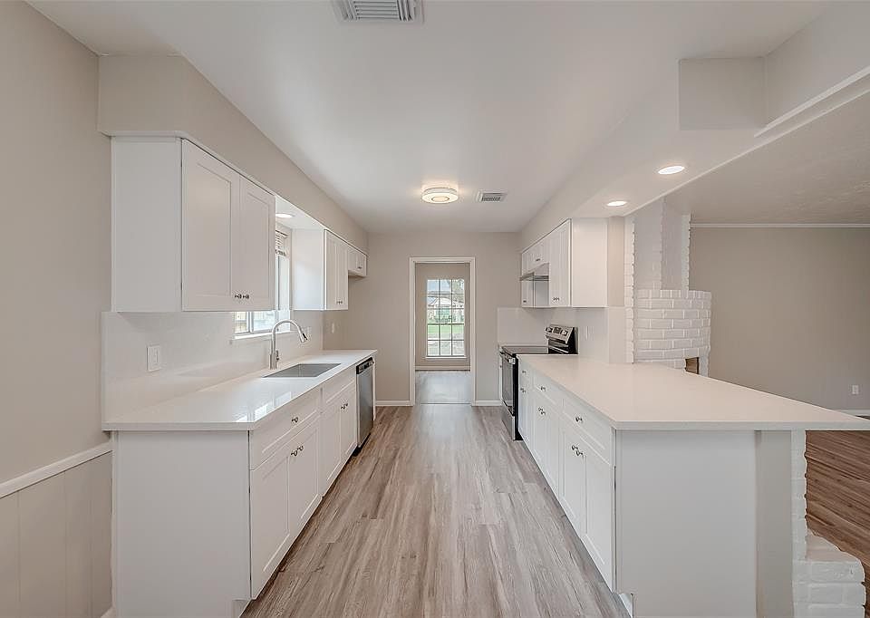 1st image of 6106 Golden Forest Dr