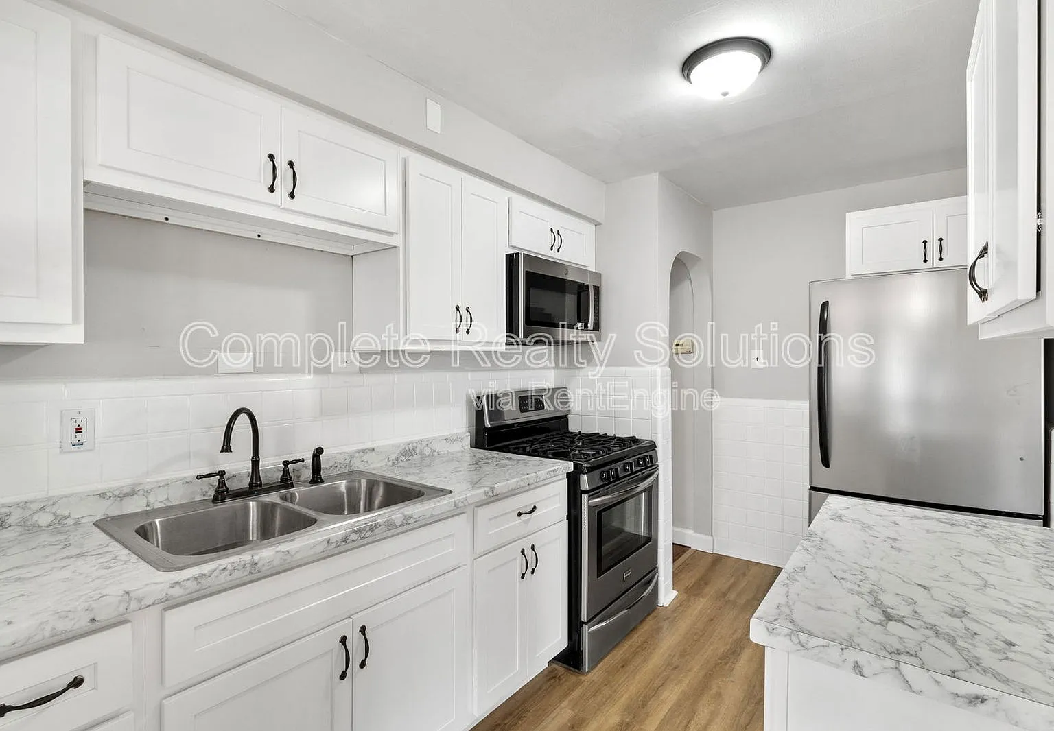 2 bed, 1.0 bath, 932 sqft, $1,195 — Photo 2